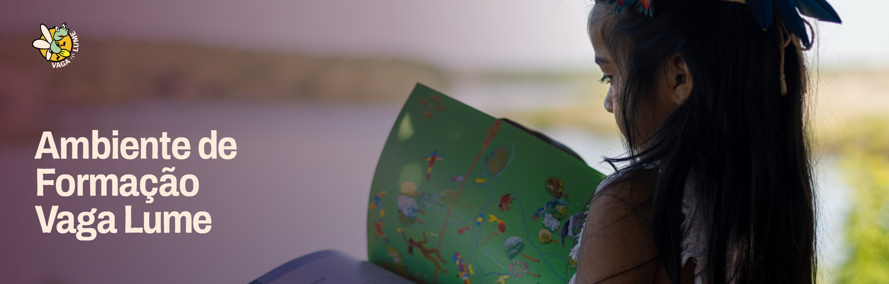 Foto de uma menina lendo um livro ilustrado à beira de um rio, com o título Ambiente de Formação Vaga Lume